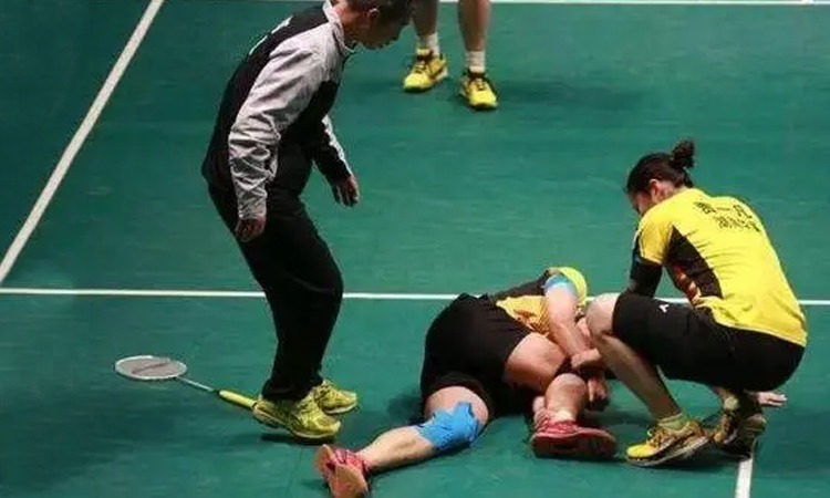 笑侃丨国足抗澳指北：三大细节暗助伊万，塞鸟若首秀谁给他保驾？